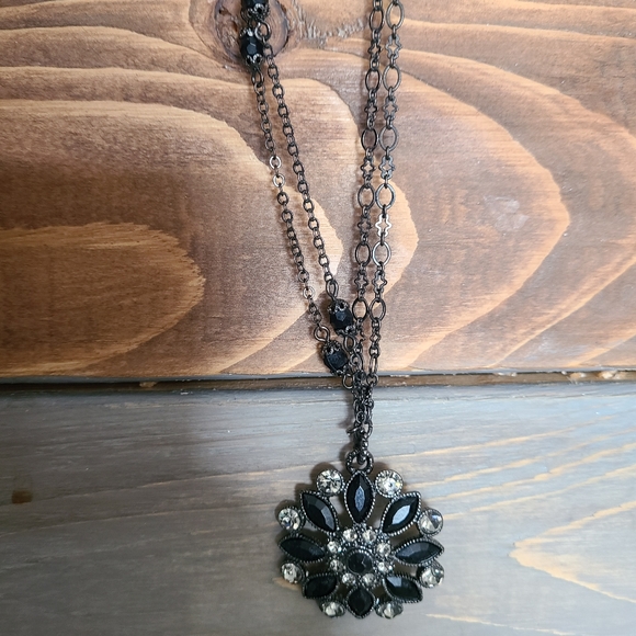 Elegant flower necklace - Picture 2 of 2